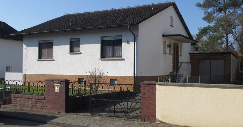 Ansicht des alten Hauses von der Straße aus